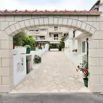 Apartman Senjkovic - With Balcony And Sea View Bol