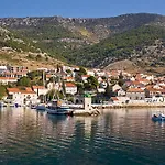 Apartman Senjkovic - With Balcony And Sea View Bol