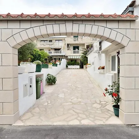 Apartment Senjkovic - With Balcony And Sea View Bol